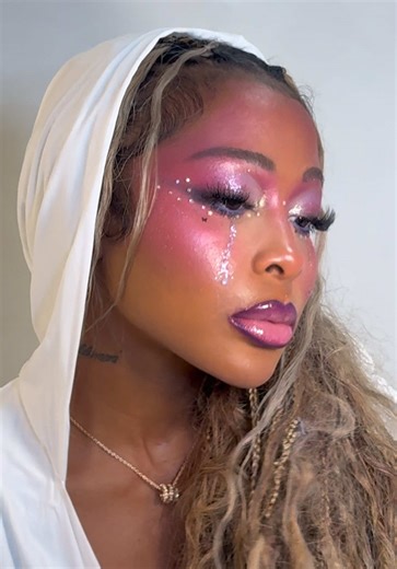 coachella inspo since i won’t be there serving this year our new liners are sooooo fab shade - mixed berry 🍇🫐 coming soon 🥹🥹🥹🥹🥹🥹🥹 @Jayda Cheaves Beauty
