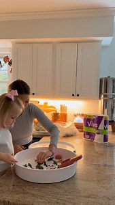 Raise your hand if you’ve made oobleck 🙋‍♀️ ​ Oobleck recipe: ​ - 2 cups cornstarch ​ - 1 cup water ​ Mix until incorporated​ #vivalaviva #craft | Viva Towels