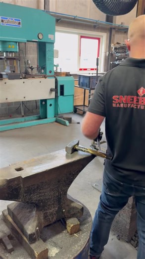 19K views · 148 reactions | Onze Meestersmid Teun Sneeboer smeedt hier de bladen van het smalle Plantschopje. Deze zullen hun weg vinden naar onze klant Manufactum in Duitsland! Een echte vakman aan het werk! #sneeboer #sneeboertools #smid #smeden #metaaltechnologiemaaktjewereld | Sneeboer & Zn | Facebook