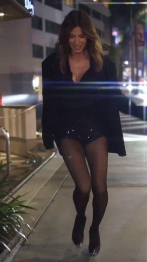 Alessandro Gatti on Instagram: "Elisabetta Canalis ha 46 anni, una figlia e un fisico che molte trentenni si sognano. Zero chirurgia. Zero scorciatoie. Solo una cosa fatta per anni: costanza. Allenamento regolare. Alimentazione pulita 6 giorni su 7. Non perfezione ossessiva. Non diete lampo. Ma abitudini sostenibili nel tempo. Ed è qui che molte donne sbagliano: perfette due settimane, poi mollano. Il corpo non cambia così. Il vero segreto non è fare tutto sempre. È fare le cose giuste quasi sem