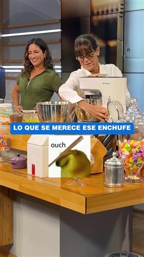 😂🔌 Sandra Plevisani nos enseña que hasta en las mejores cocinas pasan imprevistos. Pero ojo, que entre risa y risa soltó el SECRETO de oro para un chifón perfecto: claras a temperatura ambiente y bowl impecable. ✨🍰 ¿A quién más le ha pasado algo así en plena receta? Cuéntanos tu