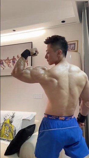Beginner Dumbbell Bench Chest Routine 🔥 Are Wrist Wraps Useful for Working Out? #viralshorts #trend