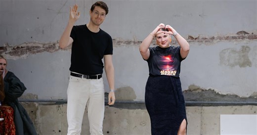 Ester Manas, mariée sexy dans une robe transparente et taille unique signée... Ester Manas