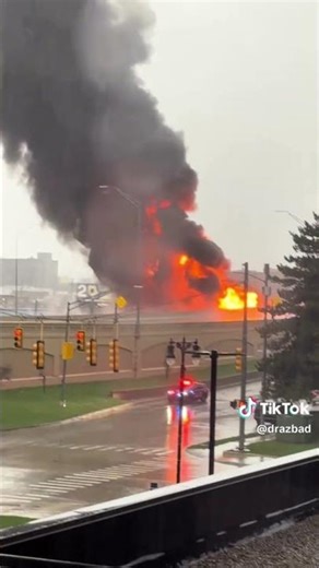 Vehicle fire closes US-131 in Grand Rapids ‪@WOODTV‬