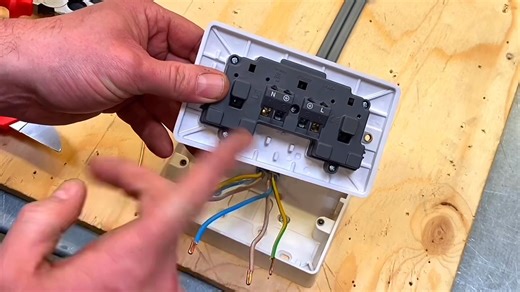 7 Top Tips for Connecting Sockets #electrical #electricalwork #apprenticship #electricianstools #sparkylife #apprentice #BS7671 #electricalinstallation #apprenticeships #Electricaltrainingvideos #electricaltesting #apprenticeship #ElectricalIndustry #electricians #ElectriciansLife #electricalwiring #wiring #electricalapprentice #electricaltraining #socket | GSH Electrical Training