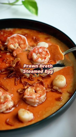 Looking for a comforting yet nutritious dish? This Prawn Broth Steamed Egg is perfect for a light meal or an impressive dish to serve your family. Here's how to make it: Ingredients 1 tbsp oil 4 eggs 6 medium prawns (peeled and deveined) 6 medium scallops 1 tsp salt 2 tbsp light soy sauce 4 tbsp water 1 tbsp sesame oil Steps 1️⃣ Make the broth: Stir-fry prawn heads in 1 tbsp oil and 1 tsp salt until fragrant. Add water, simmer, and press the prawn heads to release flavor. Strain and cool complet