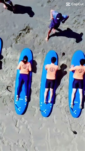 🌊 61_surf 衝浪體驗｜我們在乎的不只站起來 在下水前，我們先學會看浪、看風、看潮汐。在水裡，跌倒、嗆水、再爬回板子，一步一步找回節奏。61_surf 相信安全，才玩得久懂海，才會真的愛上衝浪