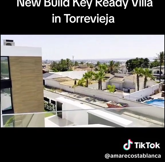 🌟 New Build Key-Ready Villa in Aguas Nuevas, Torrevieja (Alicante) 🌟 🏡 Property Features: •4 spacious bedrooms •3 modern bathrooms •Open-plan kitchen and stylish living area •Private swimming pool with pre-installed heating system •Private parking and an electric car charger •Expansive solarium ideal for sunbathing or entertaining ⚙️ Technical & Comfort Specifications: •Centralised air conditioning with AirZone & heat pump •Water-based underfloor heating with a heat pump system •Double-flow v