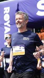Hør lige den opbakning! 💙📣 som H. M. Kongen og de mange glade løbere fik i Horsens! Du kan følge hele Royal Run på TV2 og TV2 Play 🙌 | Royal Run Danmark