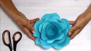 86K views · 1.3K reactions | Aprenda a fazer uma ROSA DE PAPEL com a Joy in the box ! Use para Decorar o seu ambiente, Painel, etc! Veja mais dicas de DIY curtindo a Pagina www.facebook.com/JoyInTheBox | Eu Quero Nuvem Sublimação | Facebook