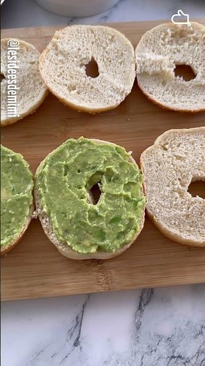 Ce bagel saumon, avocat et œuf est la formule gourmande pour être de bonne humeur ! 🥰