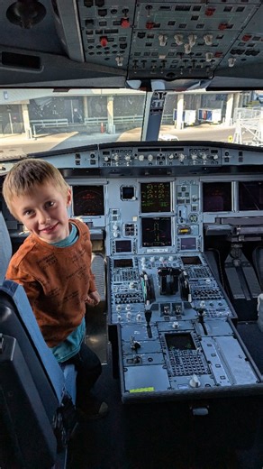 Est-ce que tu apprends le concept d'une liste de rêves à tes enfants? ✨ Ici oui ! Et Malik est mon grand voyageur hihi ! Beaucoup de ses rêves ont des liens avec les voyages! ✈️🌎 Je trouve ça beau de voir ça! C'est officiel! Il y a eu de belles inscriptions et le voyage au Costa Rica ActivMom va avoir lieu ! On part dans 22 jours environ 🌋🥳🥳 Une belle gang de 8 mamans et 10 enfants! Tu ne veux pas manquer mon contenu alors reste à l'affût!!! . | ActivMom par Naomie Veillette