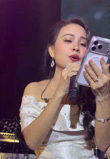 Oi thoi chếch hát đại mà hay cỡ này saooooo.... Bông cánh cò Chỉ hem có hát bài nì 🫠🫠 Ai chê Chị kao già bước ra nói chiện dí kao nè 🥲🥲