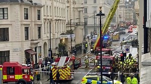 70 firefighters & 10 engines battle massive blaze at five-storey London hotel