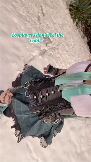 Hatsune Miku Cosplay in Snowy Conditions