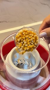 Que pipoca 🍿 maravilhosa feita na pipoqueira elétrica! Essa é a primeira vez que compro uma pipoqueira boa! Da para fazer vários tipos de sabores de pipoca, como diz o fabricante, da para fazer pipoca rústica, de caramelo, salgada, entre várias outras receitas que vem no Manual! Gosto? Comenta “eu quero “ que envio o link! | Viviane Magalhães