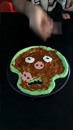 Make Spooky Halloween Pizza!