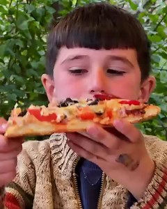 7.9M views · 103K reactions | This pizza is perfect for anyone who loves vegetables and meat! The combination of fresh vegetables and meat is amazing and really packs a flavour punch. This pizza is definitely a meal fit for a king or queen! #pizza #cooking #village | Wilderness Cooking | Facebook