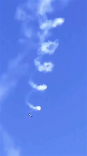 AVGEEK.TR on Instagram: "The J-10A fighter jet of the Chinese Air Force truly defied the laws of physics with the pilot’s exceptional control skills. The video, filled with vertical climbs, sharp turns, and near-zero-speed hovering maneuvers, quickly went viral on social media. Millions of viewers were impressed by the aircraft’s raw engine power and advanced aerodynamic design. This impressive display clearly demonstrates how far China’s air power and aviation technology have advanced. Which on