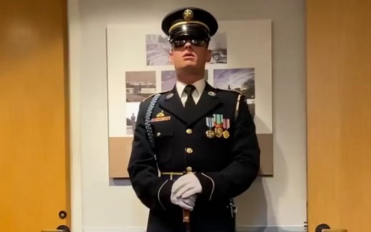 【军事鉴赏】美国阿灵顿公墓卫兵在接岗前几分钟在做什么