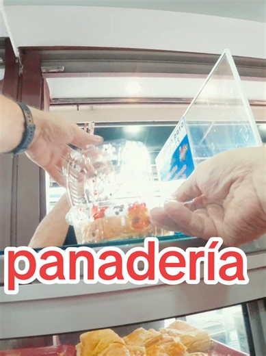 💛 Qué bonito es cuando los clientes dejan de ser solamente clientes y se convierten en parte de nuestro día a día. A veces llegan por un pancito, por un Cinco Leches o por un cafecito... y terminamos conversando de la vida, compartiendo alegrías, preocupaciones, sueños y hasta esas frustraciones que todos tenemos de vez en cuando. Y eso es algo que valoro muchísimo. Porque más allá de vender un producto, hemos construido una relación de confianza, cariño y respeto con personas maravillosas que 