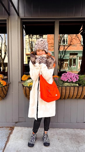 Susan is wrapped up in her all-time favorite winter outfit and honestly… we totally get why 😍❄️ From those dreamy fuzzy hat and mittens to the coziest sweatshirt, bold orange bag, and playful printed boots, all topped with our iconic jacket that keeps her extra warm and cute 🧡✨ Every piece is so her! Come shop Susan’s forever favorites and find yours too 🛍️💕 Sweater: Zacket & Plover Coat: APNY Scarf: Powder Hat & Fingerless gloves: Pandemonium Boots: Woden Bag: Ori | Winter Sun & Summer Moon