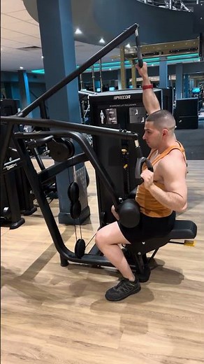 Precor-Divergent Lat Pulldown Machine