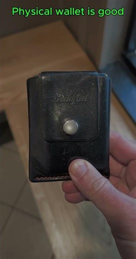 Digital vs. Physical Wallet: Which is Better? #shorts #digitalwallet #moneytips #financetips