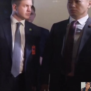 🇷🇺 🇨🇳 The bodyguards of Russian President Vladimir Putin and Chinese President Xi Jinping respectfully acknowledge each other while ensuring top-level security for their leaders. This is the kind of protection African leaders like Captain Ibrahim Traoré deserve against imperialist forces. | Africa News Line 700