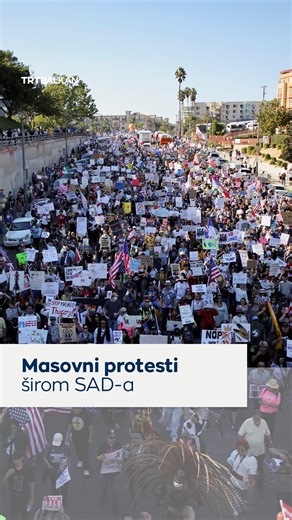 11K views · 275 reactions | Masovni skupovi ispunili su ulice od Washingtona do Los Angelesa pod sloganom „Nema kraljeva“ kako bi se protestovalo protiv politika predsjednika Trumpa. Organizatori su istakli rekordnu posjećenost, s više od 2000 demonstracija širom SAD-a i u inostranstvu, što se poklopilo s historijskim zatvaranjem vlade. | TRT Balkan BHSC | Facebook