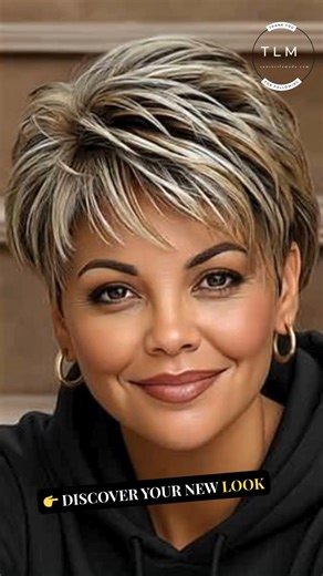 Bold yet feminine. ✨ The short haircut with blonde highlights and fringe — a perfect balance between confidence and softness. Layers full of texture, luminous blonde shades, and a modern fringe that frames the face beautifully. 💇‍♀️ 👉 Dare to shine with your new look! 💫 #pixiehaircut #blondehighlights #shorthairstyle #hairinspiration #hairgoals | Tunsori la moda
