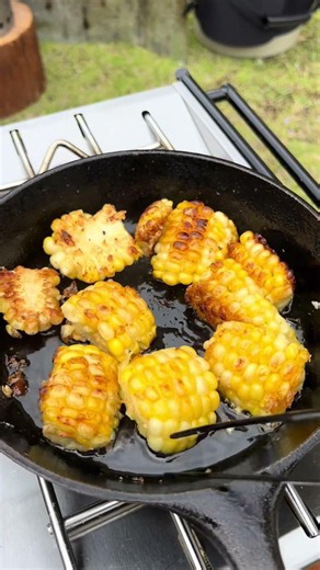 とうもろこしを揚げ焼きして塩と青海苔😊シンプルだけどこれがうまい😋とうもろこしキャンプ飯ソロキャンプキャンプ酒