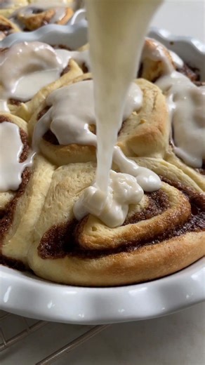 So ooey, gooey, soft, and pillowy, these rolls are a dupe for the Pillsbury texture but with such better flavor (…two whole tablespoons of cinnamon)! Best part? You can prep the dough the night before and bake it on Christmas morning. Want the recipe? | Handle the Heat
