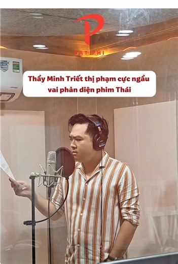 Đâu phải cứ hét lớn mới ra nét vai ác? 😈 Cùng xem Thầy Minh Triết xử lý một phân đoạn phản diện phim Thái ngay tại studio Đạt Phi Academy. Bí quyết nằm ở chỗ: Sự áp đặt, đe dọa đôi khi đến từ những quãng trầm, cách ngắt nghỉ dứt khoát và sự dồn nén trong từng câu chữ. #datphiacademy #datphimedia #longtiengphim #longtieng #luyengiongnoi