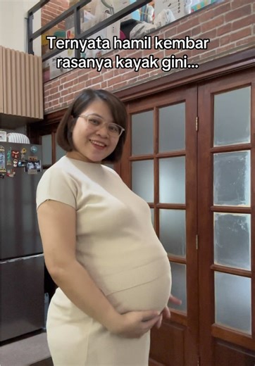 Ternyata hamil kembar rasanya campur aduk 🤍 Lebih cepat capek, perut cepat besar, tapi juga lebih banyak rasa syukur 🤍 Ada yang pernah hamil kembar juga? Share pengalamannya di sini dong. #hamilkembar #twinpregnancy #pregnancylife #pregnancydiaries #twinmomsoftiktok