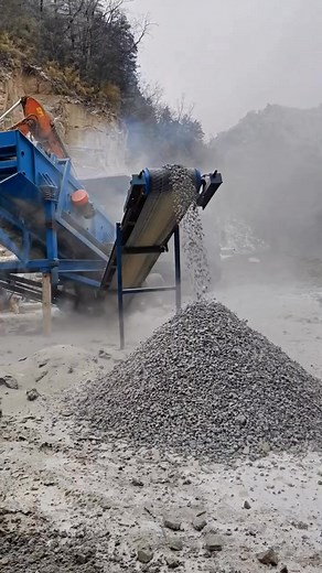 This is what we call machine that makes money! What you see is not stone, but a mountain of wealth! BTMA truck-mounted mobile box crusher with vibrating feeder and conveyor and vibrating screen. China‘s professional mining equipment customization factory, welcome to consult. | BTMA Mining Machine