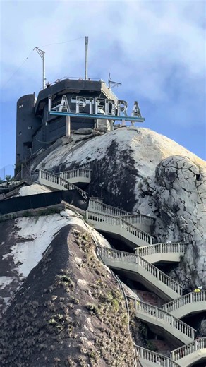 📍 Piedra del Peñol – Guatapé, Colombia 🇨🇴 Una de las visitas imperdibles cerca de Medellín 😮‍💨 La piedra tiene aproximadamente 220 metros de altura y para llegar a la cima hay que subir más de 700 escalones. 🎟️ Entrada 2026: 🇨🇴 $35.000 COP 🇨🇱 ~$10.600 CLP 🇺🇸 ~US$11 ¿Te animarías a subirla? 😅
