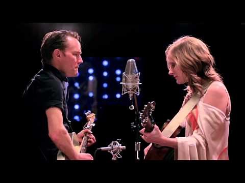 Whitehorse - Un Canadien Errant (The Road To Massey Hall)