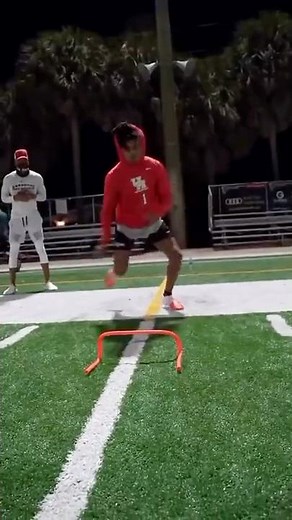 Tank Dell footwork is on another level! #receiverfactory #nflplayer #wrtraining