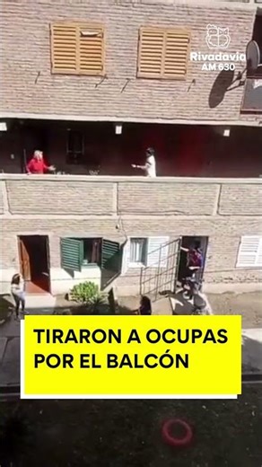 🔴 TIRARON A OCUPAS POR EL BALCÓN