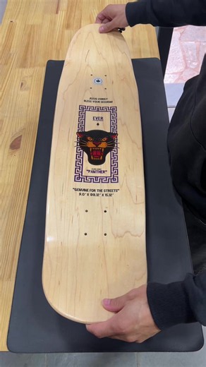 Processo de montagem do pedido do cliente Renan da cidade de São Paulo. 🙌🔥 Esse skate foi montado com o Shape Ever no modelo “Panther” tamanho 9.0”, que é um deck construído com 7 lâminas de maple canadense e tem um formato insano. ⚙️ Setup: - Shape Ever Maple Canadense Panther 9.0” - Lixa Emborrachada - Parafuso Independent Phillips 1” - Risers Pads Thunder 1/8” - Truck Intruder 149mm High Black - Rolamento Spitfire Burners Acesse a nossa loja online e confira todos os produtos disponíveis! ✅