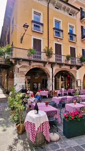 With Roan Luxury Camping Holidays we discover Lake Garda, Italy's largest lake. Beautiful scenery and of course the picturesque villages with colourful streets. Roan Luxury Camping Holidays has several campsites around the lake. Info Bio #bestvacations #lakegarda #gardalake #italia #europetravel #italy #lagodigarda