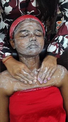 Pooja Baghel on Instagram: "Ase client apke pass bhi ate h kya? #viral #beauty #reels #massagetherapy"