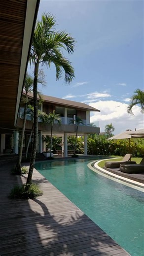 𝐋𝐄𝐀𝐒𝐄𝐇𝐎𝐋𝐃 | 𝐁𝐄-𝟐𝟗𝟐𝟕 𝐔𝐋𝐓𝐑𝐀 𝐏𝐑𝐄𝐌𝐈𝐔𝐌 𝟓 𝐁𝐃𝐑 𝐄𝐒𝐓𝐀𝐓𝐄 – 𝐓𝐔𝐌𝐁𝐀𝐊 𝐁𝐀𝐘𝐔𝐇 2,420 sqm of prime land. 940 sqm of architectural presence. 40 years of lease security. Moments from Pererenan and Canggu, this modern-tropical estate offers 5 bedroom suites, a private cinema, executive office, and a striking 94 sqm pool overlooking open greenbelt views. Scale. Privacy. Long-term control. Would you secure a landmark asset in one of Bali’s fastest appreciating residentia