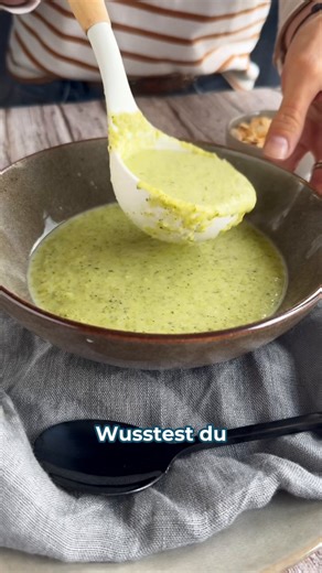 Grün, cremig & voller Geschmack! 💚 Unsere cremige Brokkolisuppe ist das perfekte Rezept für kalte Tage – einfach, ausgewogen und sooo lecker. 🥦 Die Rezeptanleitung findest du in den Kommentaren. 👇 _____ 🏷️ ich liebe käse, käse, einfache rezepte, schnelle rezepte, gesunde rezepte, brokkolisuppe, suppenrezepte, wärmende suppen, ausgewogen, frisch | Ich liebe Käse