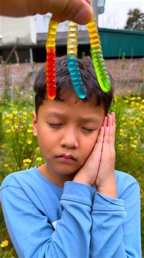 Người mẹ tốt bụng So cute - thử thách nhắm mắt ăn kẹo con giun sẽ ra sao?🍭🍫🍫🐛🐛⚽🍓👀😝🤪#shorts