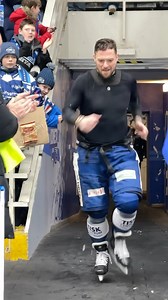 190K views · 5.6K reactions | Děkovačka v podání @gulinek24 懶 Michal Gulaši #24 přišel, zacílil, trefil, radoval se a publikum ho po zásluze vyvolalo k děkovačce! Jen tak dál GULI  #zakometu | HC Kometa Brno | Facebook