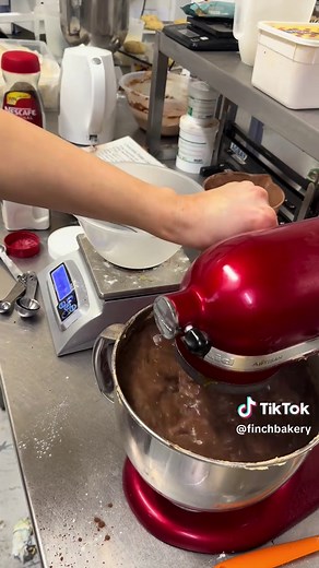 Making a Long Wedding Cake for the First Time