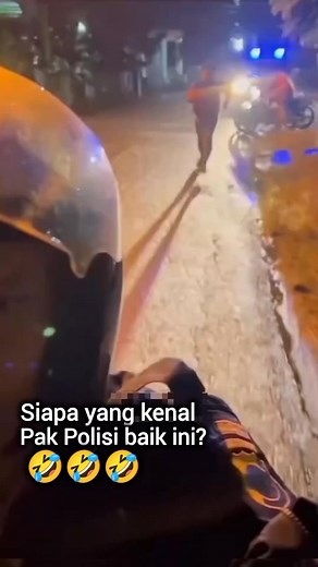 Selalu ada yang lucu di setiap peristiwa, bikin ngakak aja. Mau lari salah gonceng, untung orang berseragam Polda ini baik hati 🤣🤣🤣 #demo #jagaindonesia #pulihindonesiaku #jagasukoharjo | Yusup