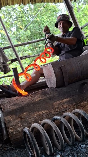 very interesting, the process of opening the coil spring #aesthetic #art #diy #craft #blacksmith